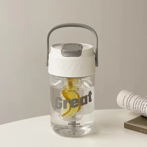 Botella de agua transparente