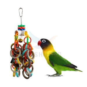 juguete colgante para loro con aros de papel colores