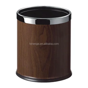 Bote de basura negro con tapa